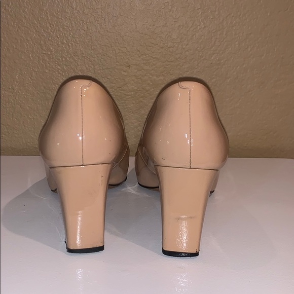 Tory Burch Raleigh Patent Mid-Heel Logo Pump - Picture 4 of 6